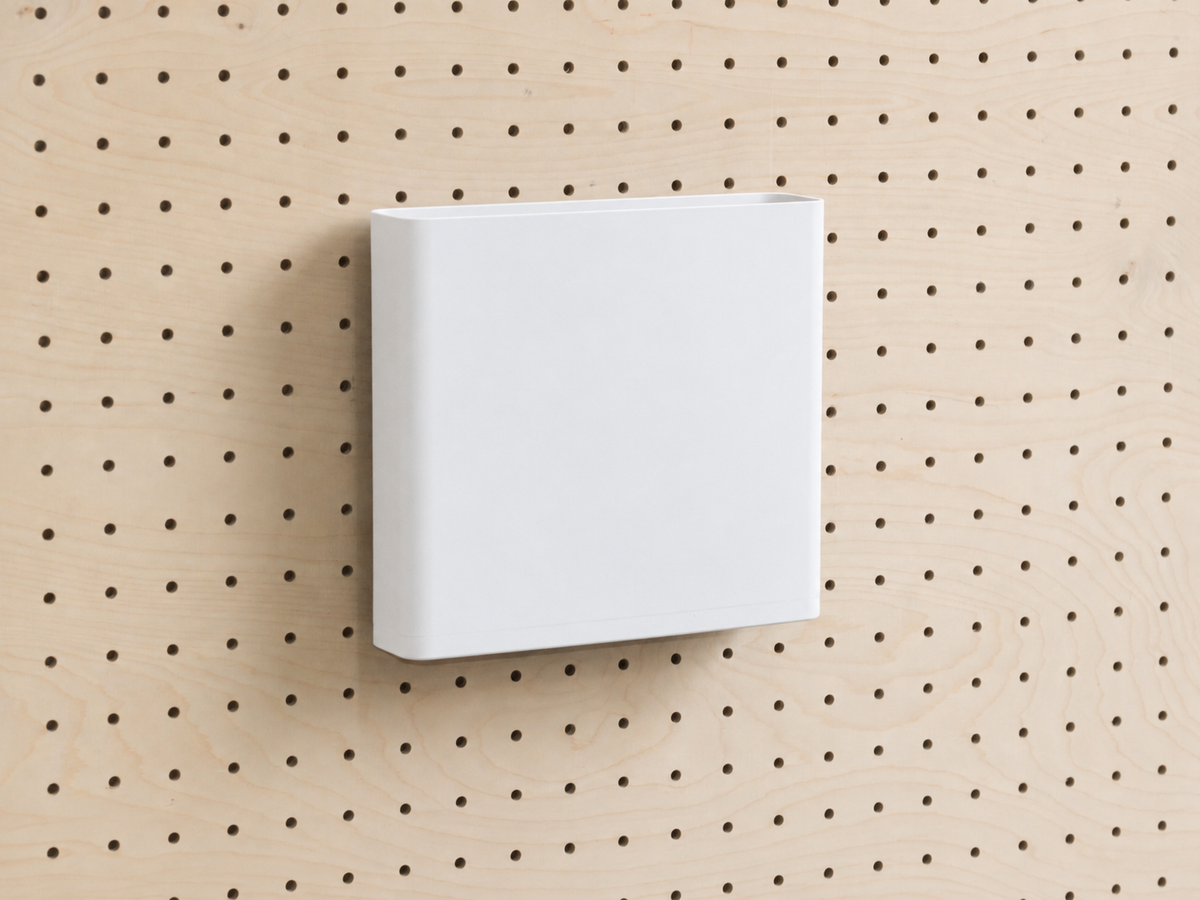 Dokumentenhalter A4 in Weiß für Pegboard, an einer Lochwand aus Birke befestigt