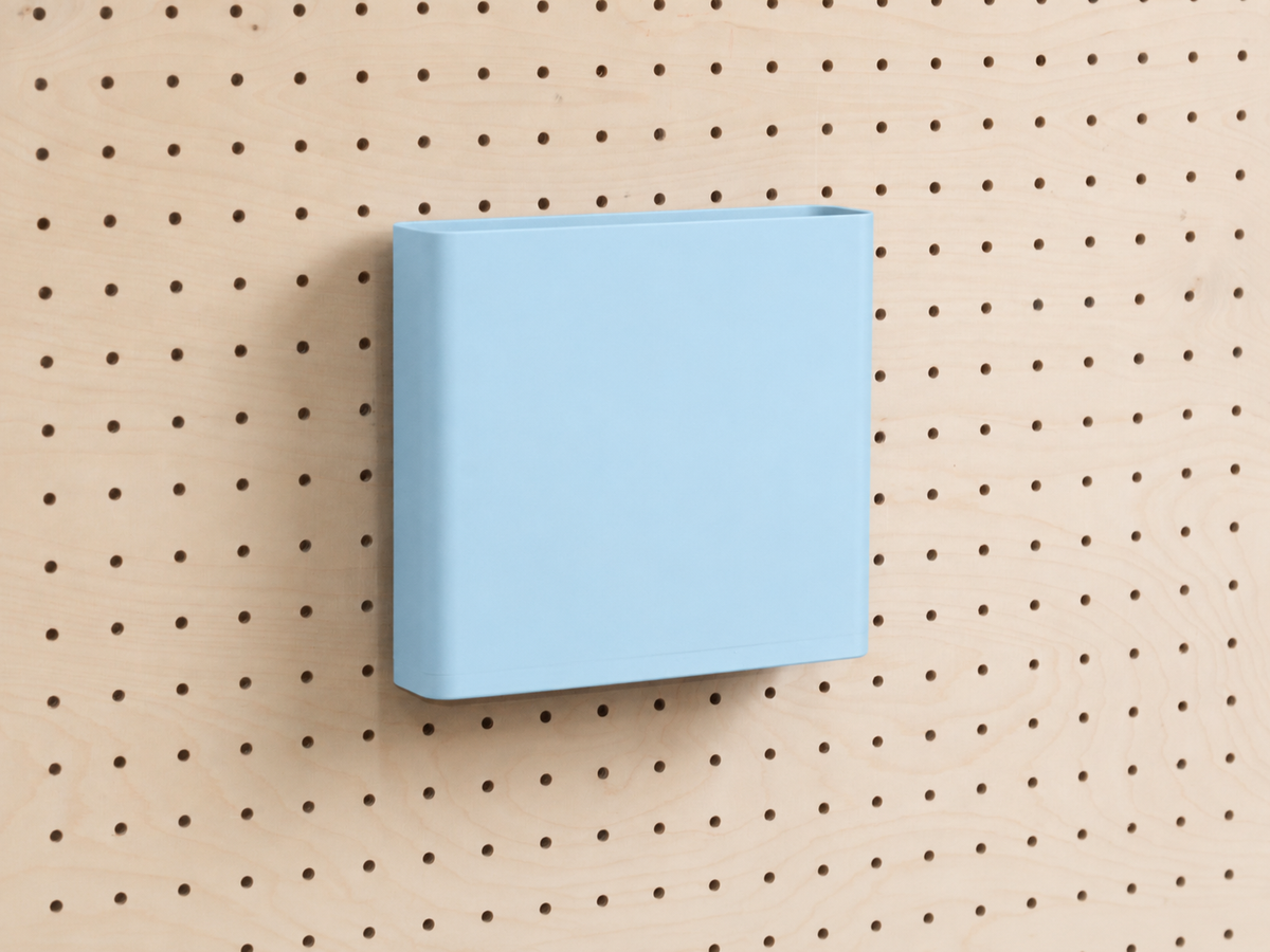 Dokumentenhalter A4 in Himmelblau für Pegboard, an einer Lochwand aus Birke befestigt