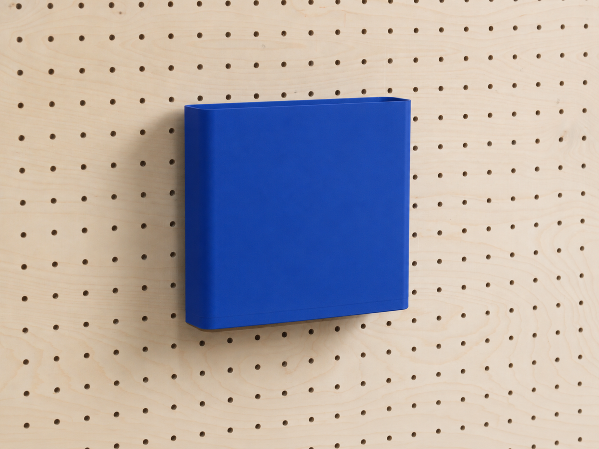 Dokumentenhalter A4 in Blau für Pegboard, an einer Lochwand aus Birke befestigt