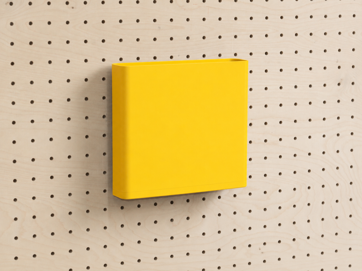 Dokumentenhalter A4 in Gelb für Pegboard, an einer Lochwand aus Birke befestigt