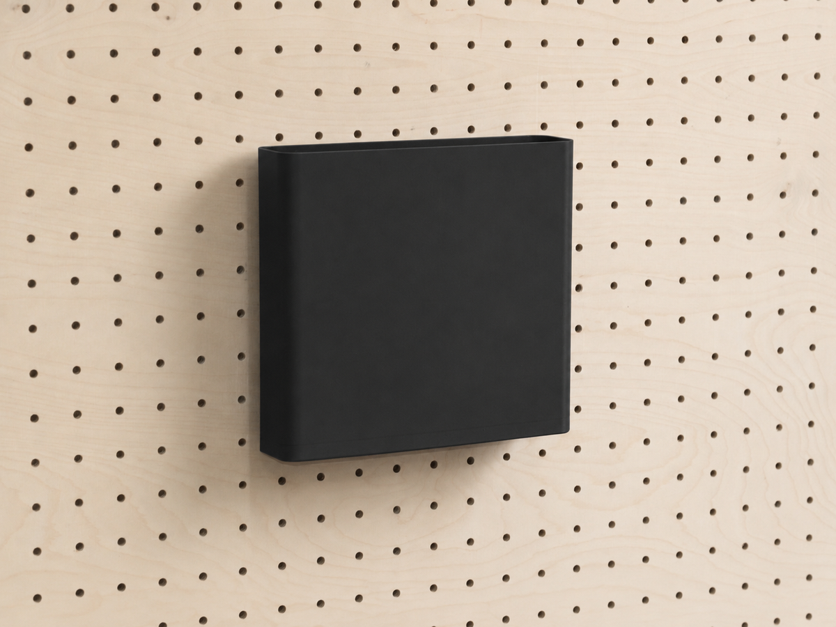 Dokumentenhalter A4 in Schwarz für Pegboard, an einer Lochwand aus Birke befestigt