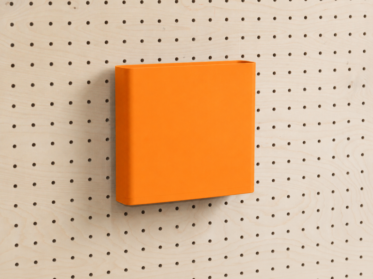 Dokumentenhalter A4 in Orange für Pegboard, an einer Lochwand aus Birke befestigt