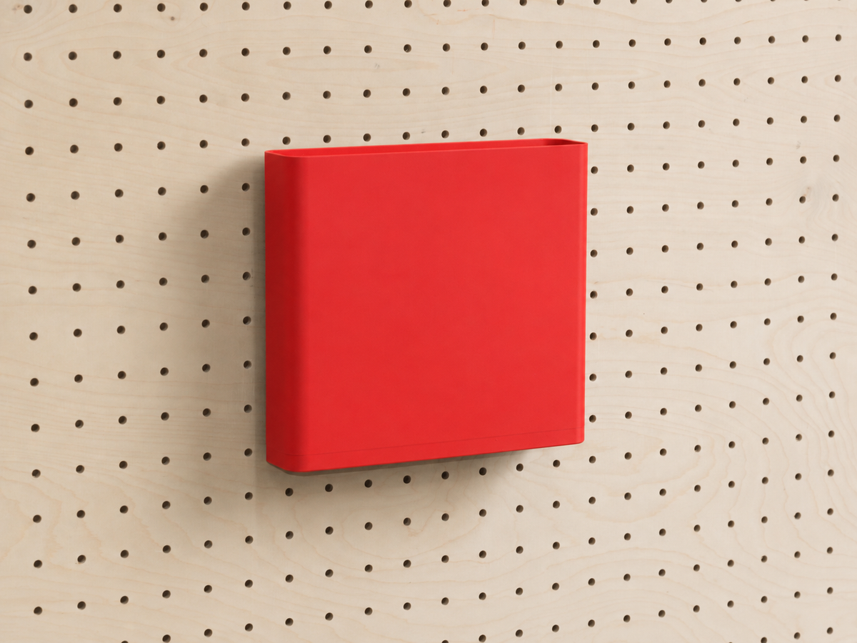 Dokumentenhalter A4 in Rot für Pegboard, an einer Lochwand aus Birke befestigt