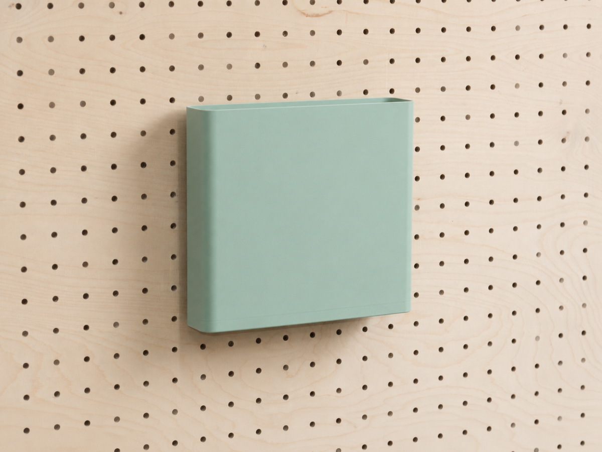 Dokumentenhalter A4 in Wassergrün für Pegboard, an einer Lochwand aus Birke befestigt