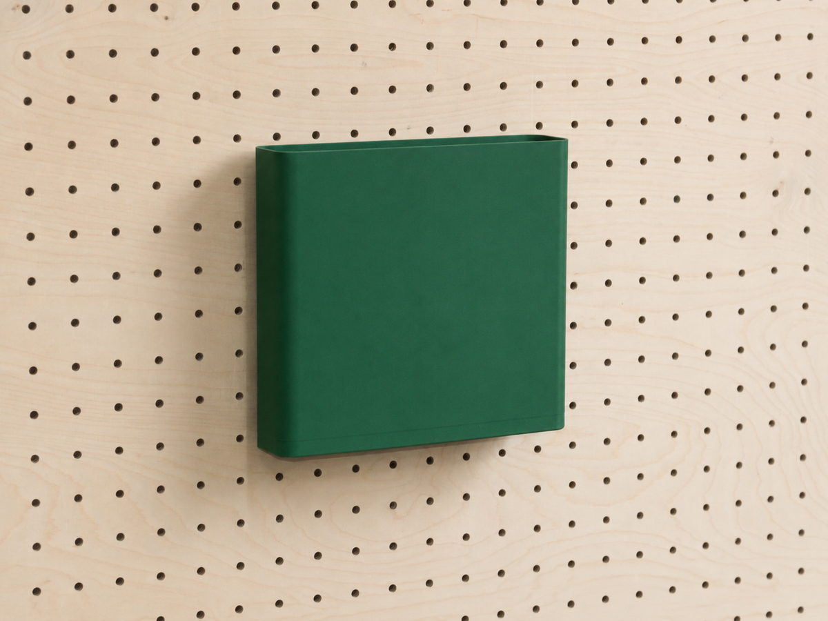 Dokumentenhalter A4 in Dunkelgrün für Pegboard, an einer Lochwand aus Birke befestigt