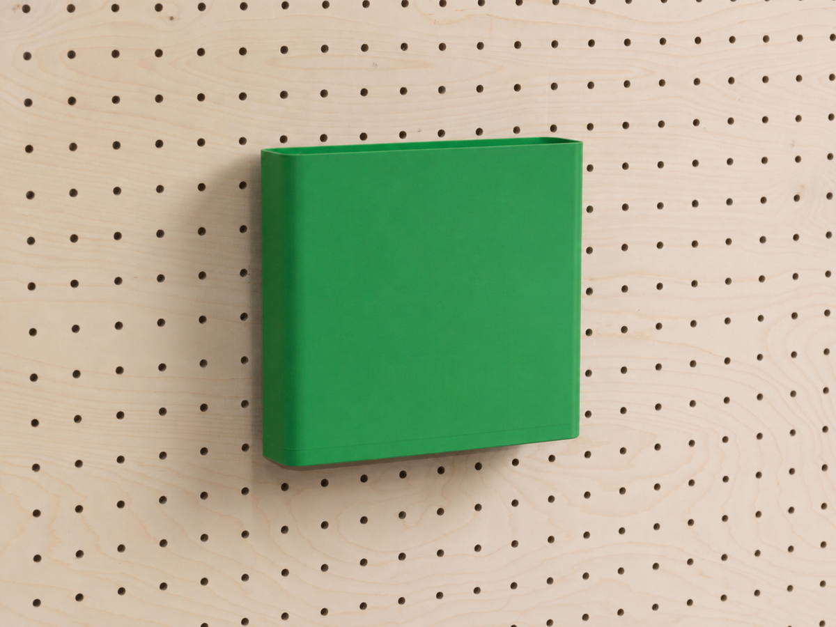 Dokumentenhalter A4 in Grün für Pegboard, an einer Lochwand aus Birke befestigt