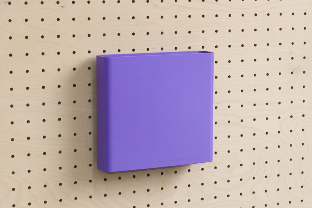 Dokumentenhalter A4 in Violett für Pegboard, an einer Lochwand aus Birke befestigt