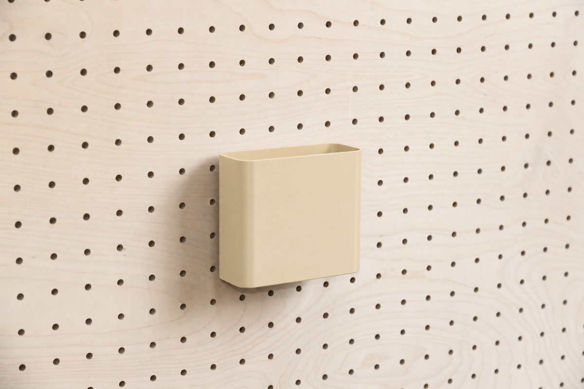 Dokumentenhalter A6 in Beige für Pegboard, an einer Lochwand aus Birke befestigt