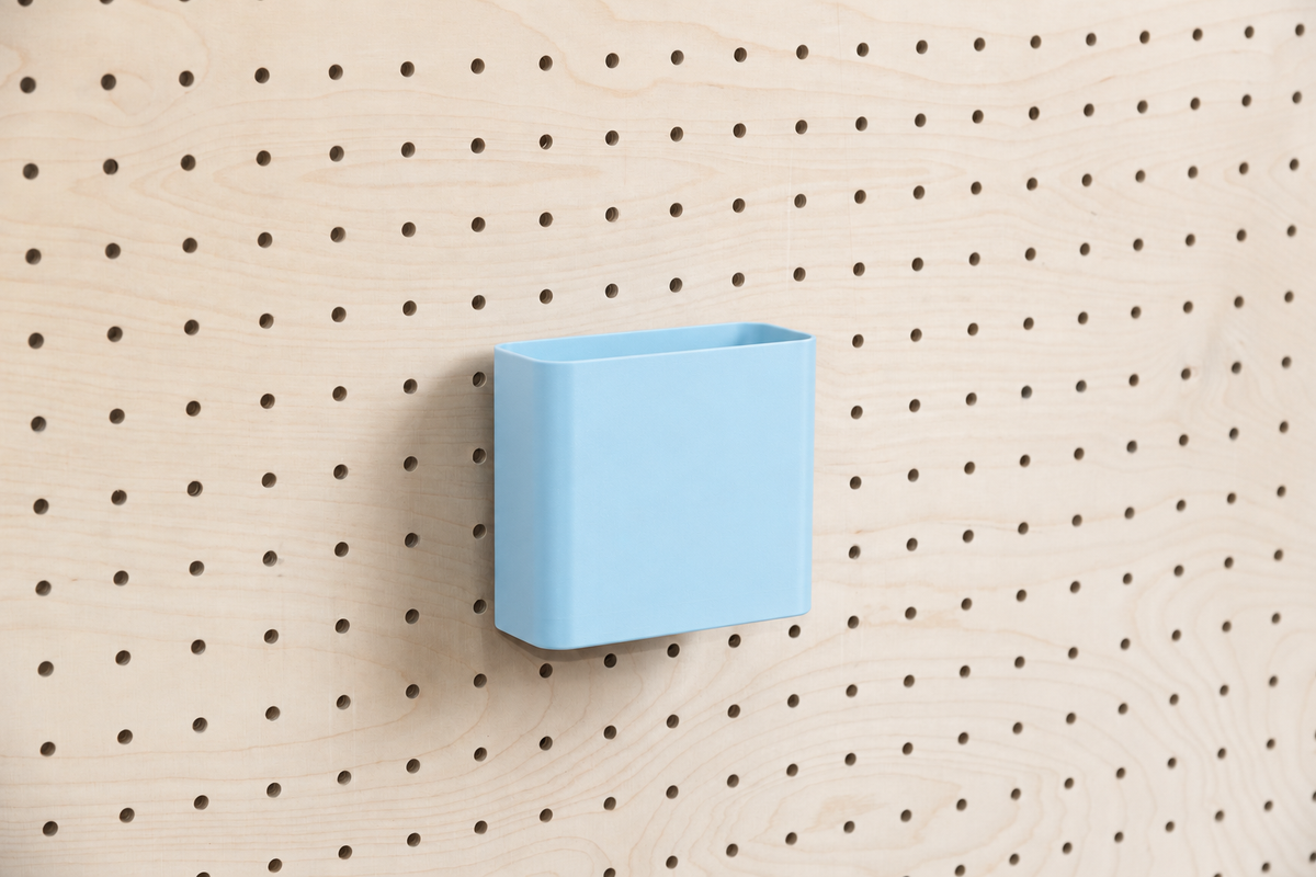 Dokumentenhalter A6 in Himmelblau für Pegboard, an einer Lochwand aus Birke befestigt