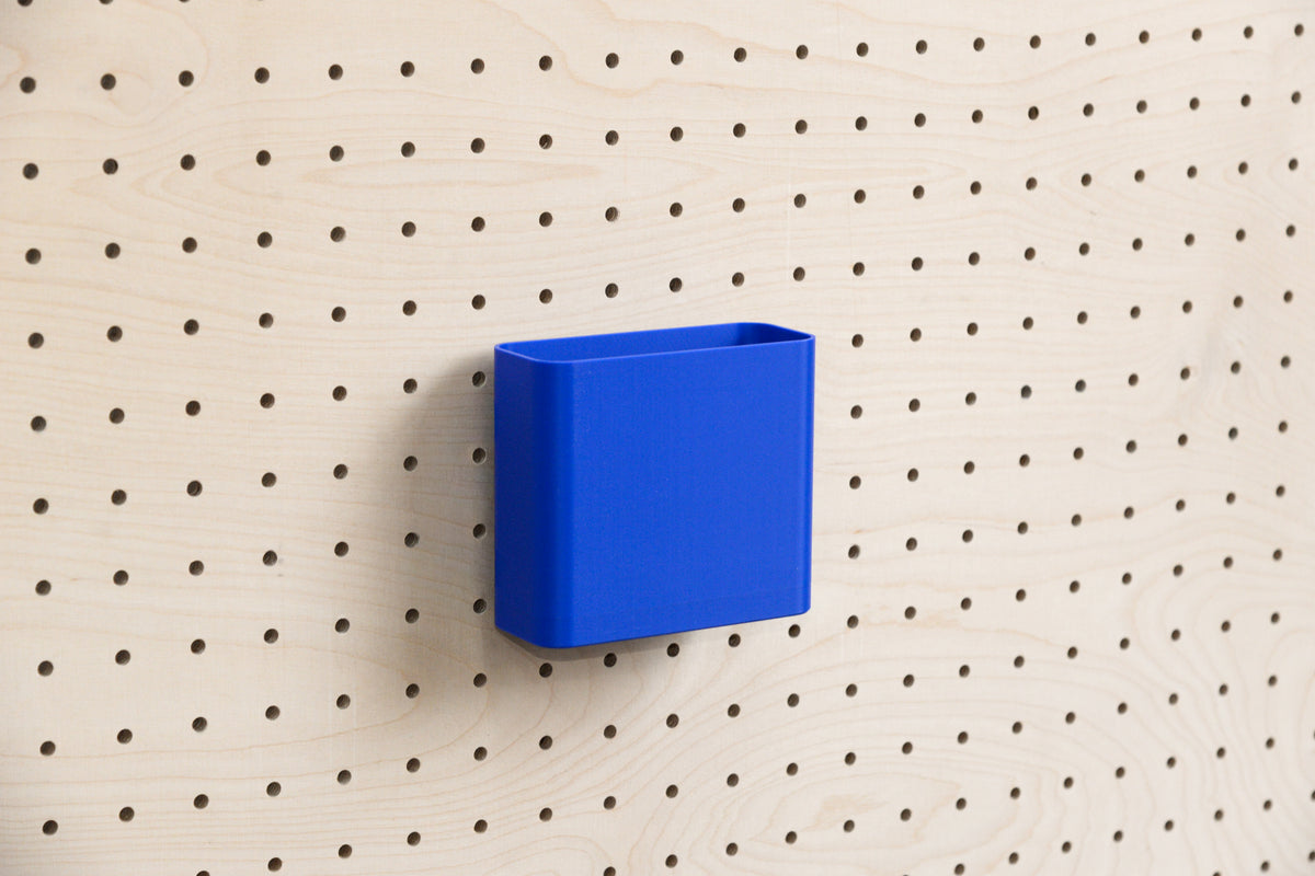 Dokumentenhalter A6 in Blau für Pegboard, an einer Lochwand aus Birke befestigt