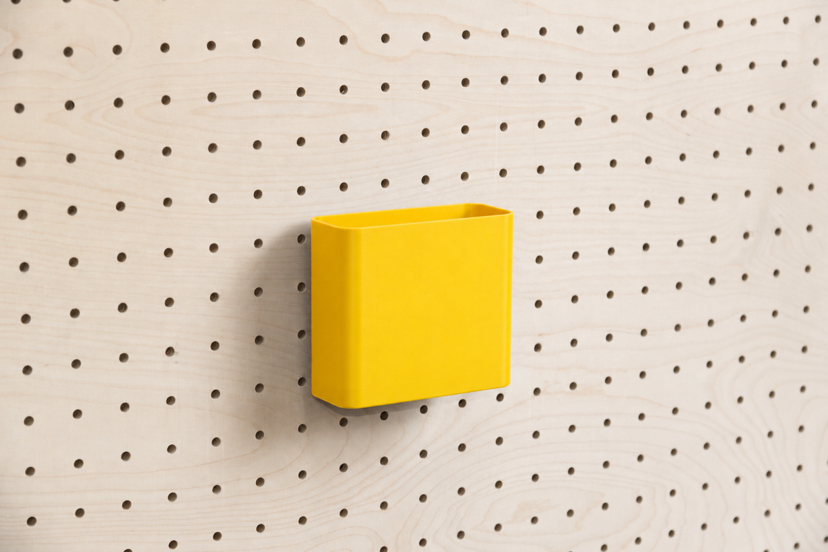 Dokumentenhalter A6 in Gelb für Pegboard, an einer Lochwand aus Birke befestigt