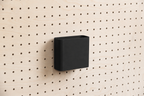 Godet porte-documents A6 noir pour pegboard, fixé sur un panneau perforé en bouleau