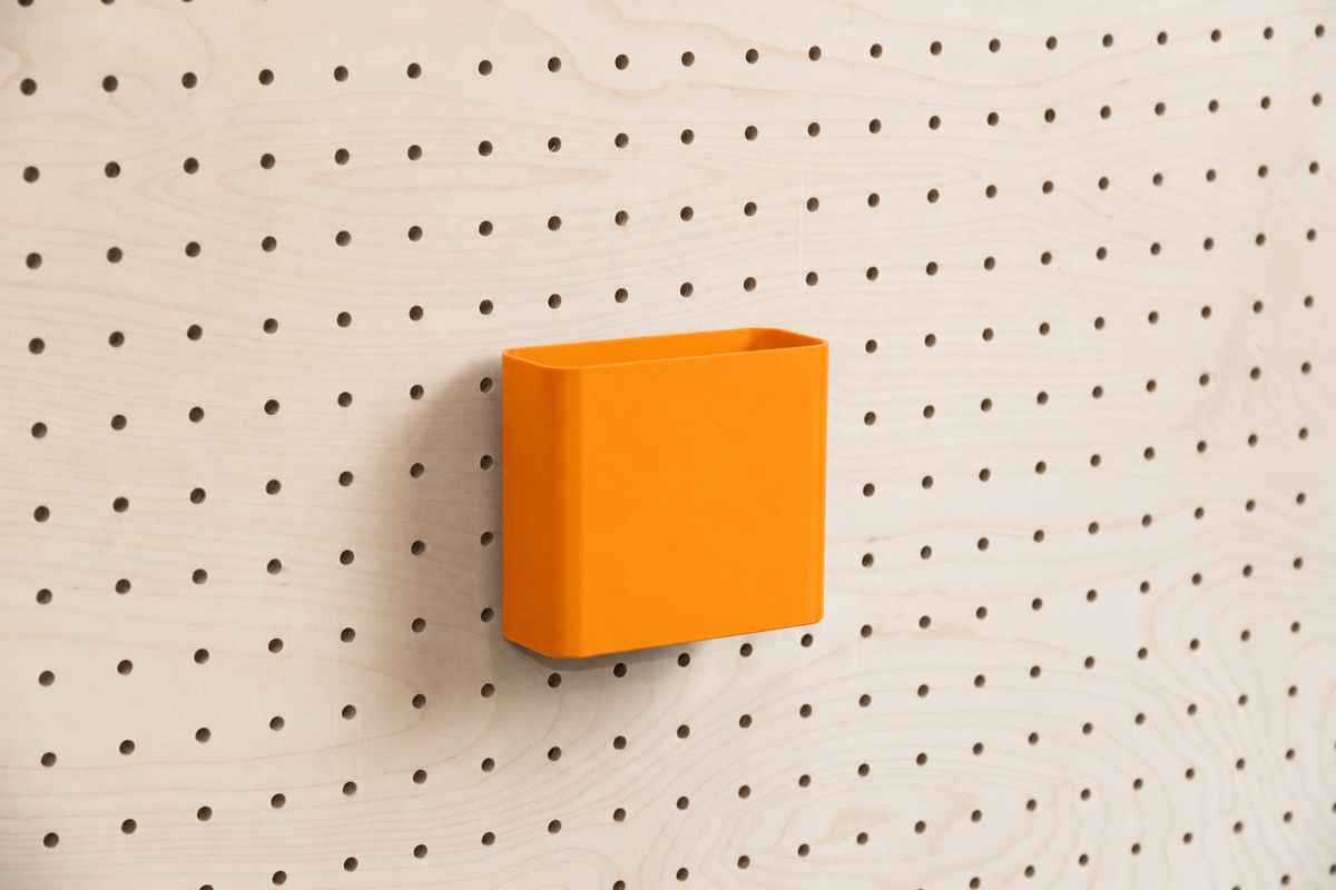 Dokumentenhalter A6 in Orange für Pegboard, an einer Lochwand aus Birke befestigt