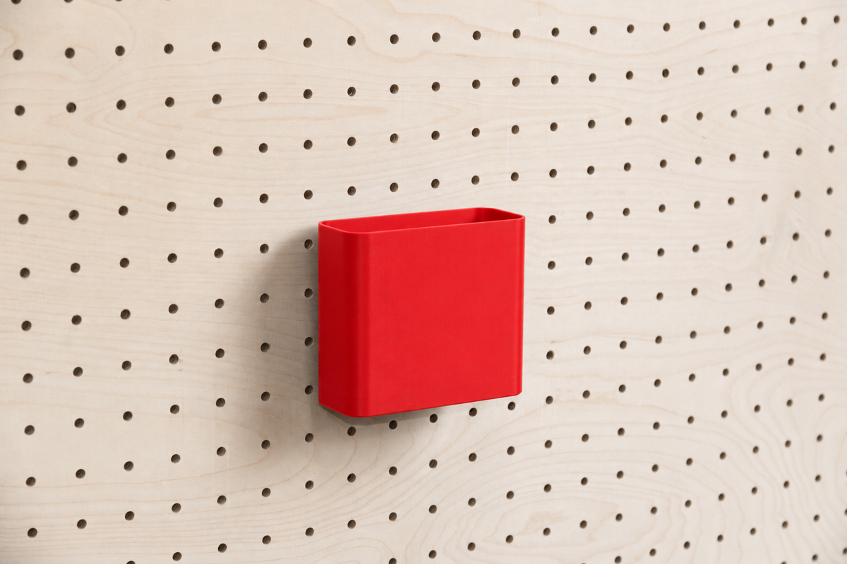 Dokumentenhalter A6 in Rot für Pegboard, an einer Lochwand aus Birke befestigt