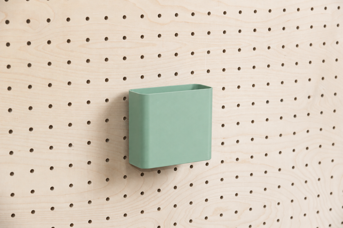 Dokumentenhalter A6 in Wassergrün für Pegboard, an einer Lochwand aus Birke befestigt