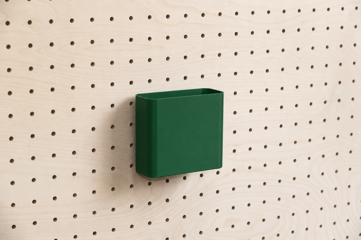 Dokumentenhalter A6 in Dunkelgrün für Pegboard, an einer Lochwand aus Birke befestigt
