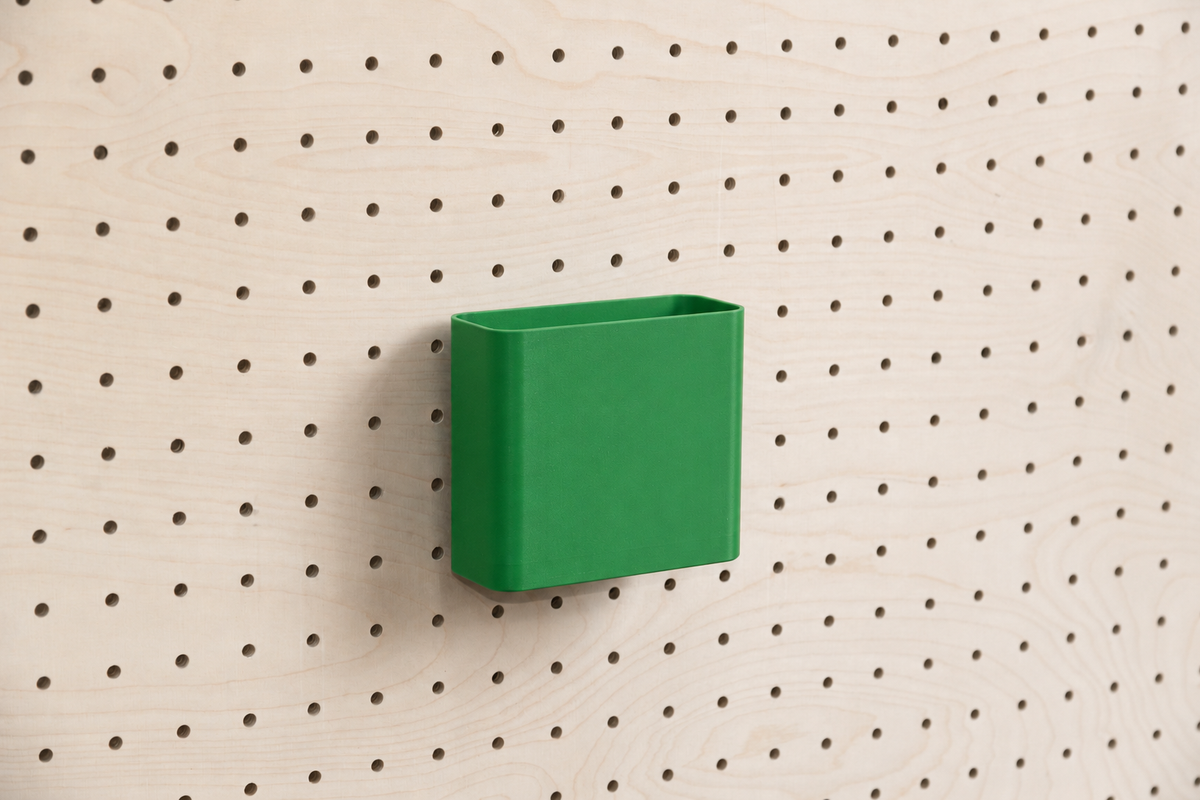 Dokumentenhalter A6 in Grün für Pegboard, an einer Lochwand aus Birke befestigt