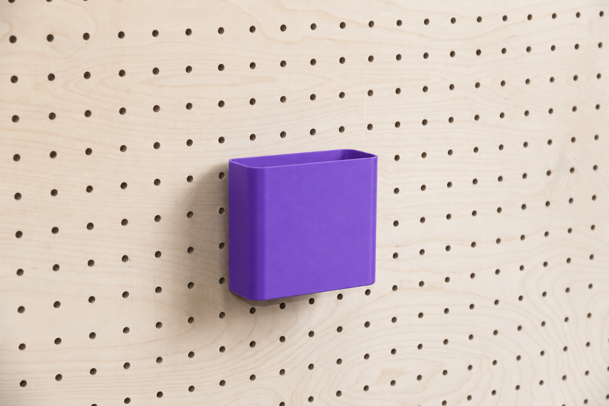 Dokumentenhalter A6 in Violett für Pegboard, an einer Lochwand aus Birke befestigt
