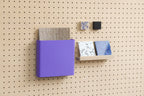 Godet violet et étagère pour pegboard présentant des échantillons de matériaux