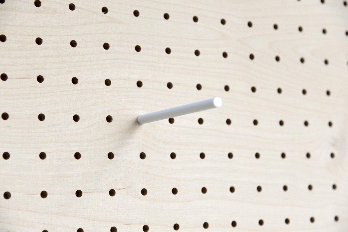Goupille colorée blanche pour pegboard – tige inox gainée sur panneau perforé bouleau – Aire