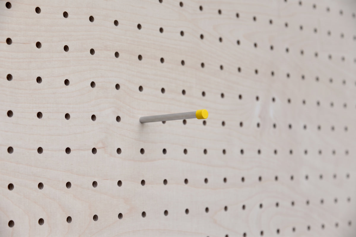 Pasador inox para pegboard con tope de color amarillo