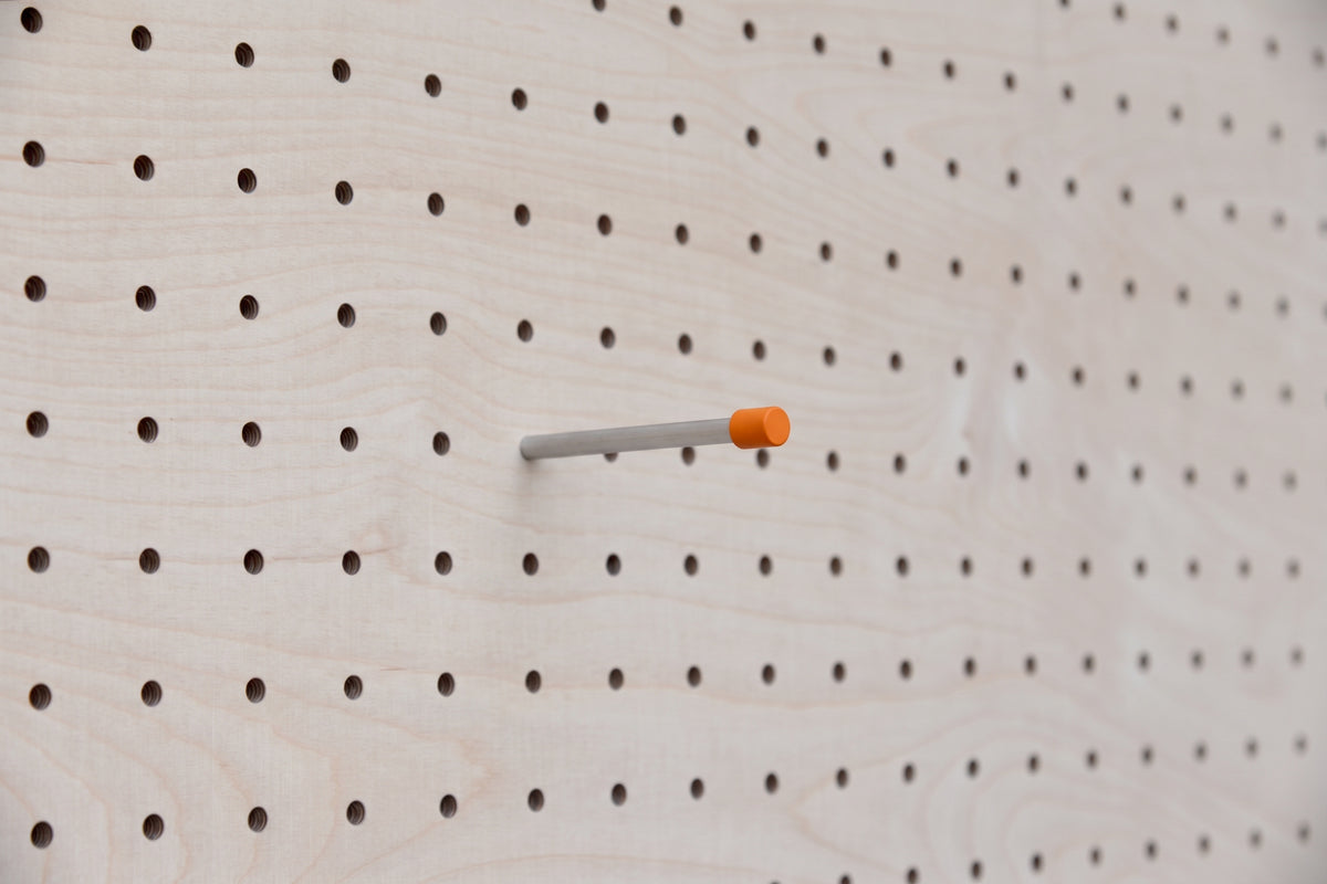 Pasador inox para pegboard con tope de color naranja