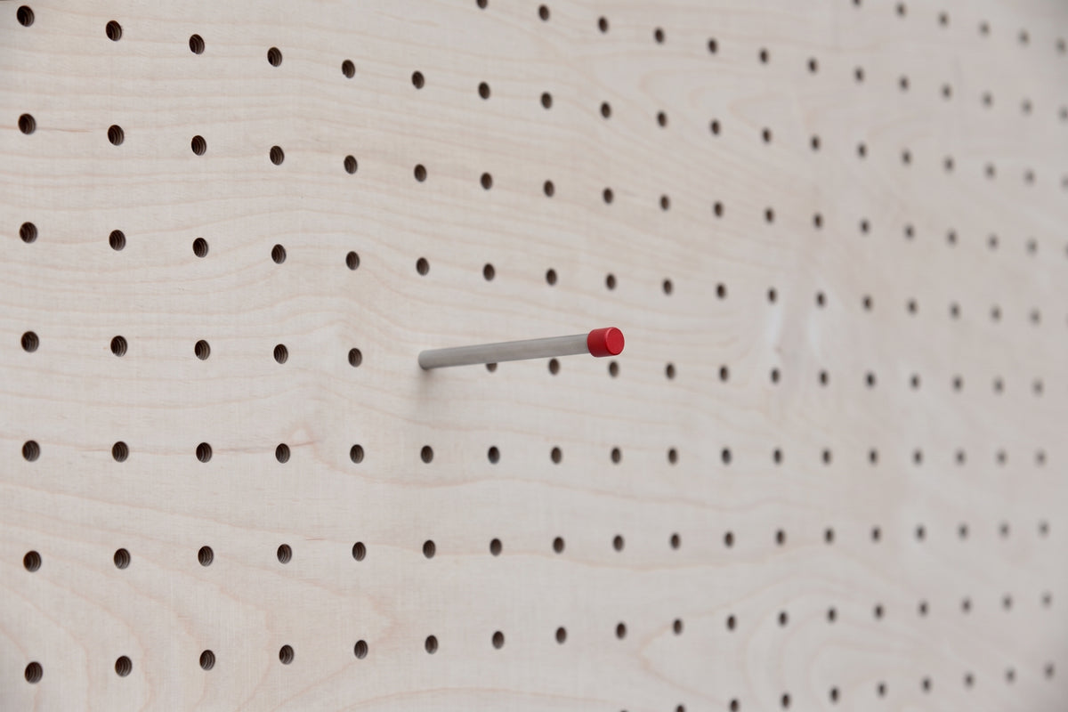 Pasador inox para pegboard con tope de color rojo