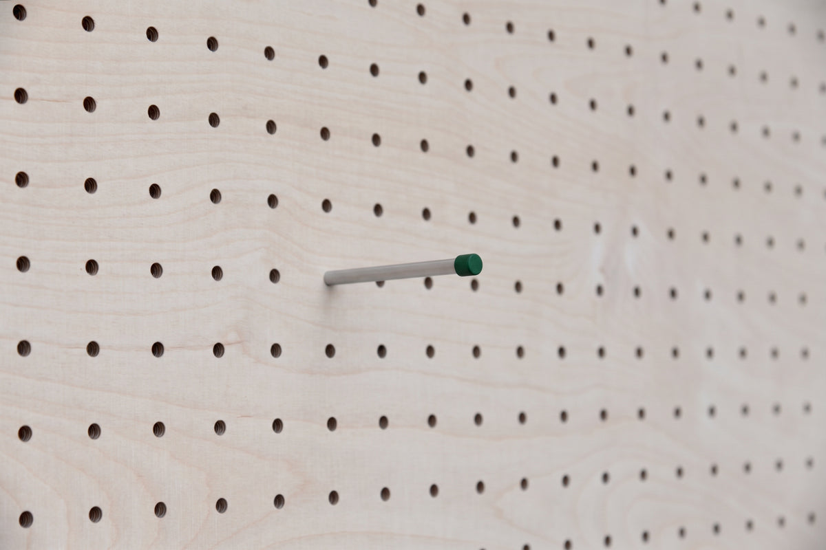Pasador inox para pegboard con tope de color verde oscuro