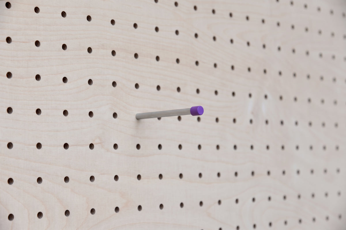 Pasador inox para pegboard con tope de color violeta