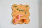 Aire Art Studio Pegboard-Set – pastellorange Lochwand mit Kreativ-Zubehör