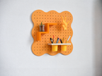 Pastellorangefarbenes Pegboard-Set Curves für den Kinderschreibtisch, an der Wand mit Zubehör