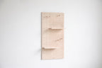 Pegboard aire modulaire, détail des étagères et tourillons en bois