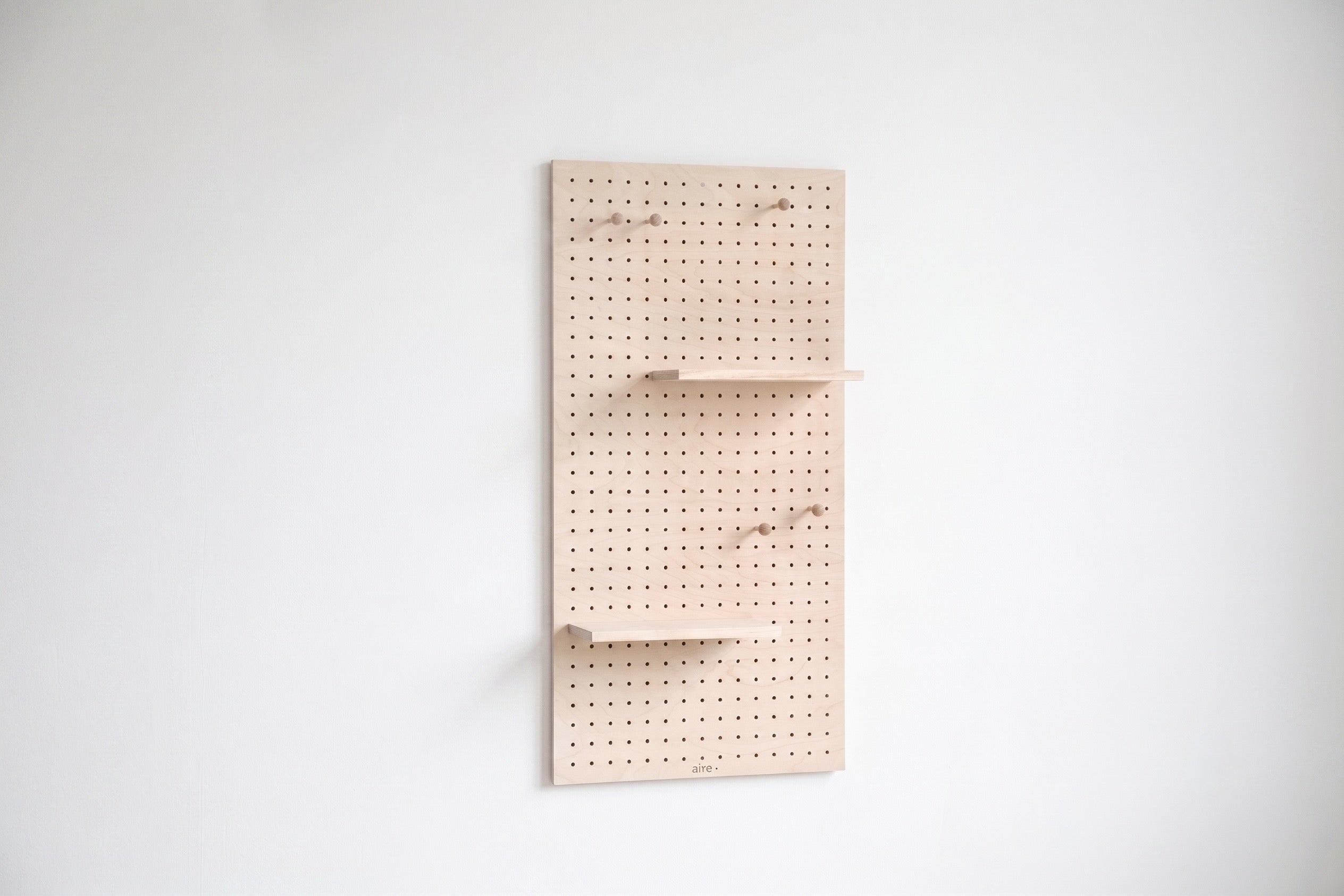 Pegboard aire modulaire, détail des étagères et tourillons en bois