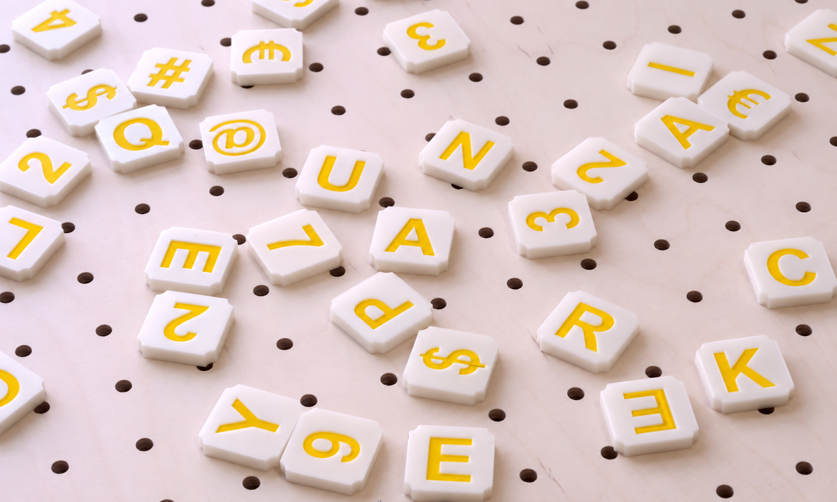 Lettres Scrabble colorées pour pegboard – Jaune