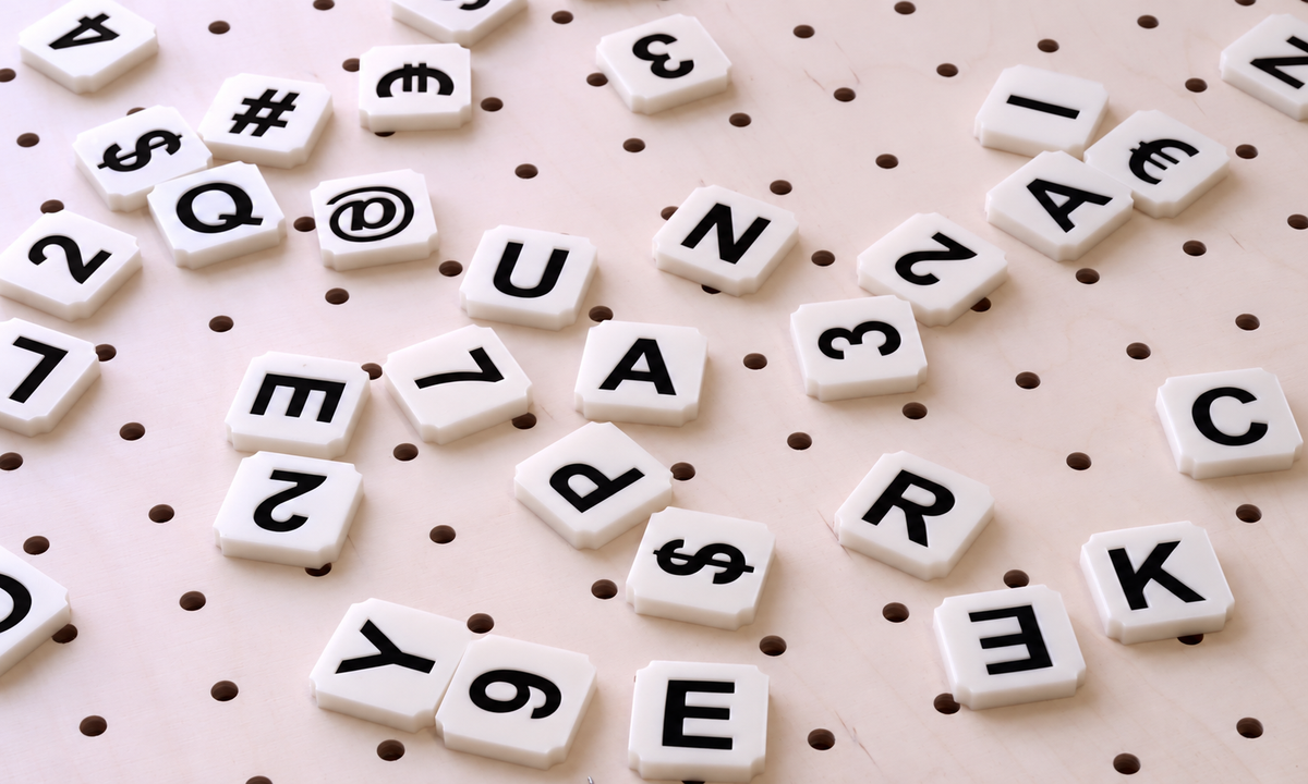 Lettres Scrabble colorées pour pegboard – Noir