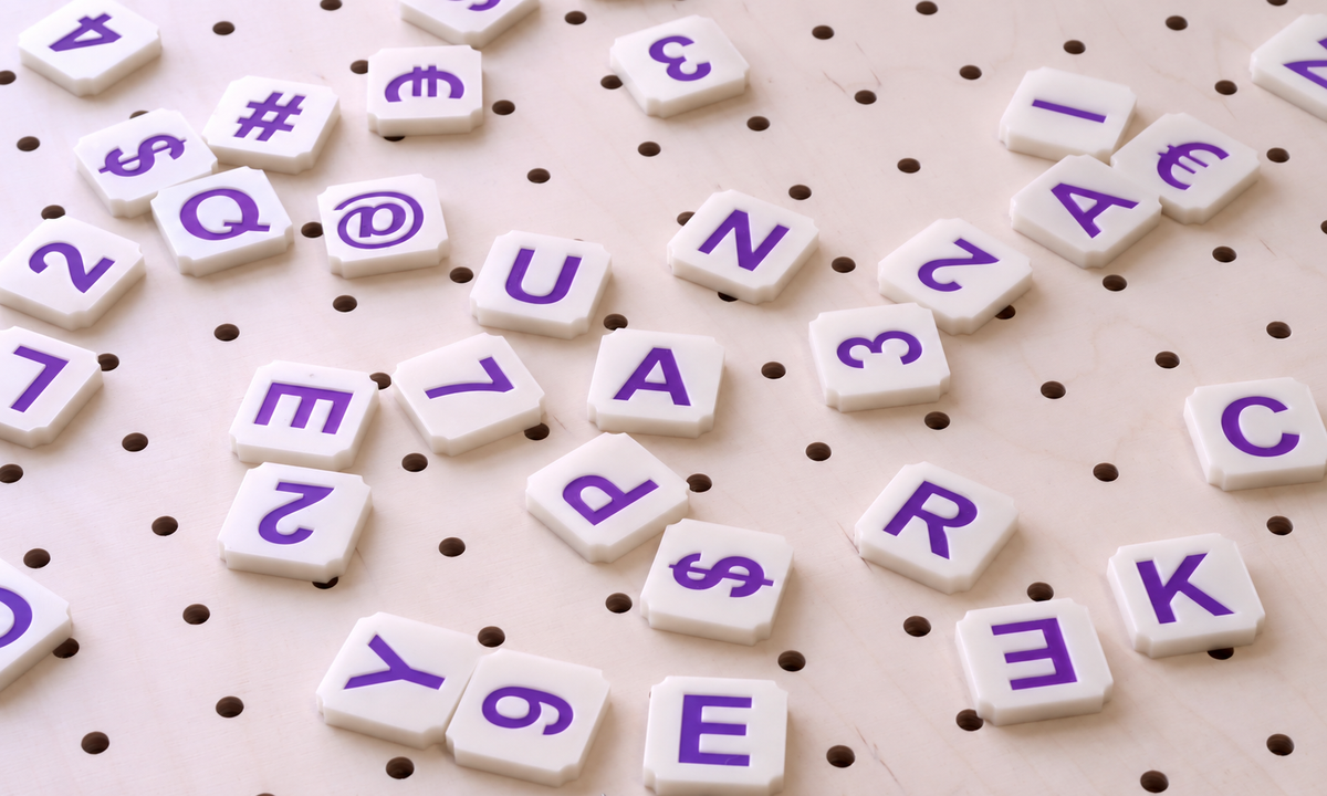 Lettres Scrabble colorées pour pegboard – Violet