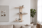 Pegboard vertical avec tablettes au-dessus d'un canapé