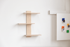 Pegboard vertical avec trois tablettes en frêne massif