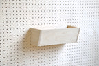 Kleine Holzschale an einem Pegboard