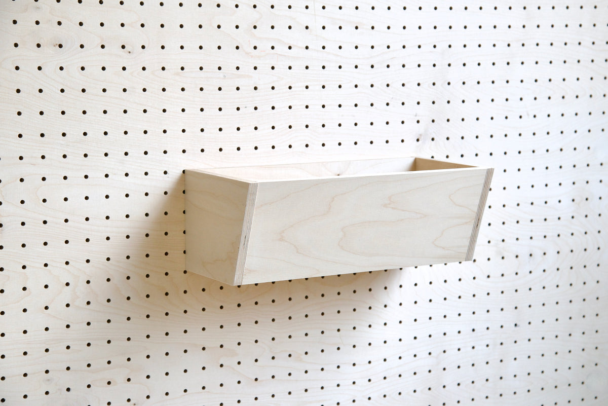 Kleine Holzschale an einem Pegboard
