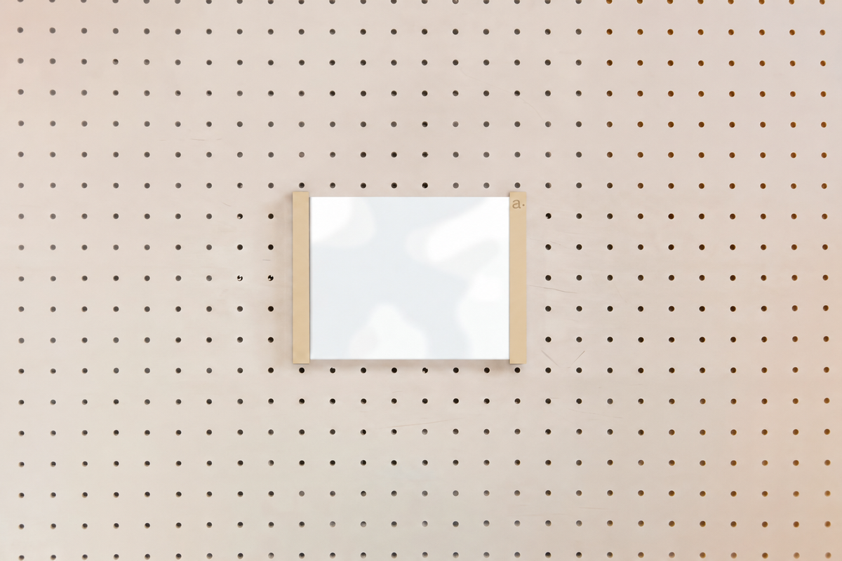 Porte-affiche en plexi pour pegboard – Beige
