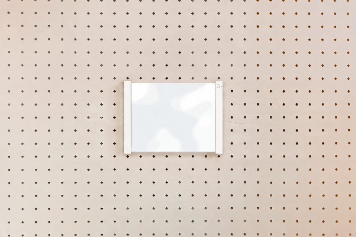 Porte-affiche en plexi pour pegboard – Blanc