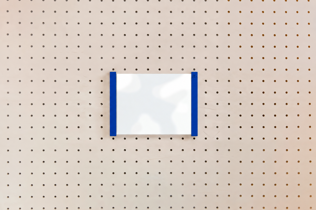 Porte-affiche en plexi pour pegboard – Bleu