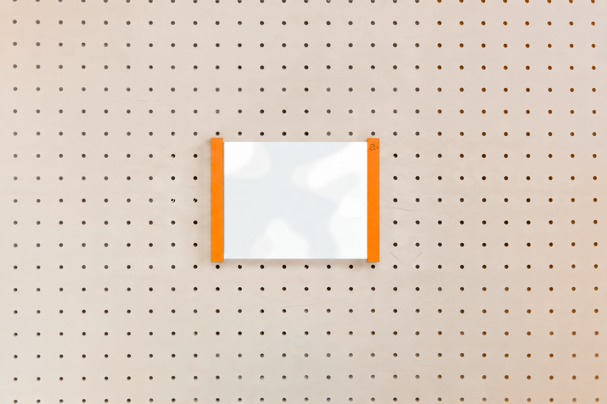 Porte-affiche en plexi pour pegboard – Orange