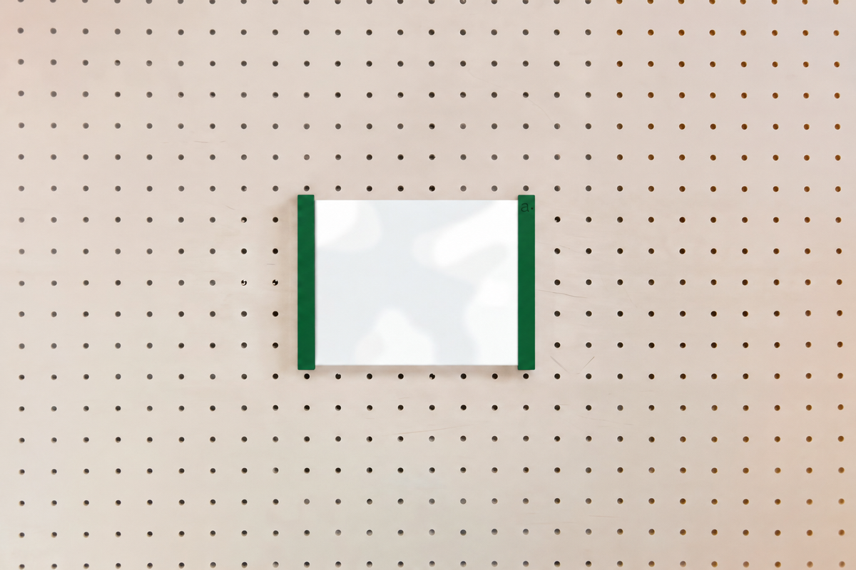 Porte-affiche en plexi pour pegboard – Vert foncé