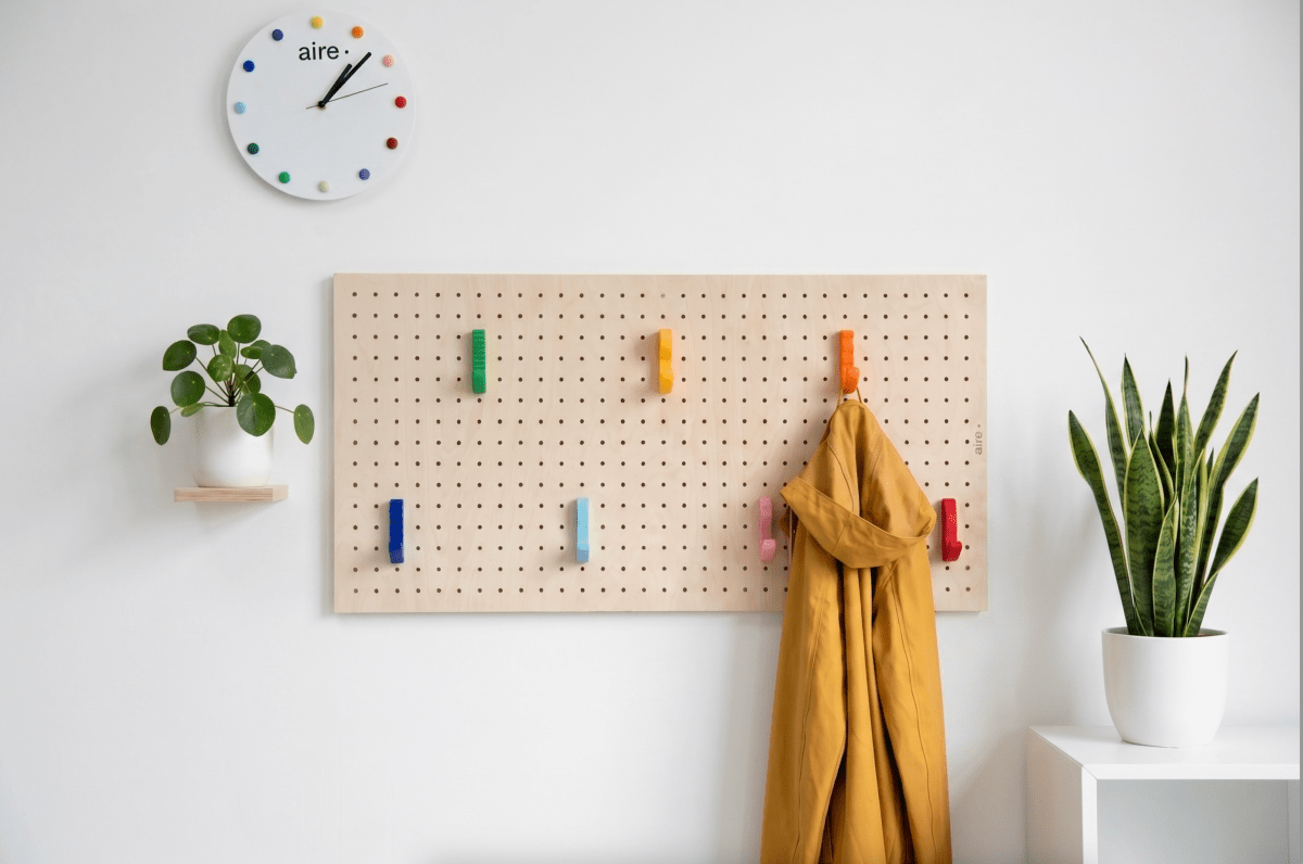 Porte manteau mural pegboard en bois – 7 patères colorées - Aire -  - 3