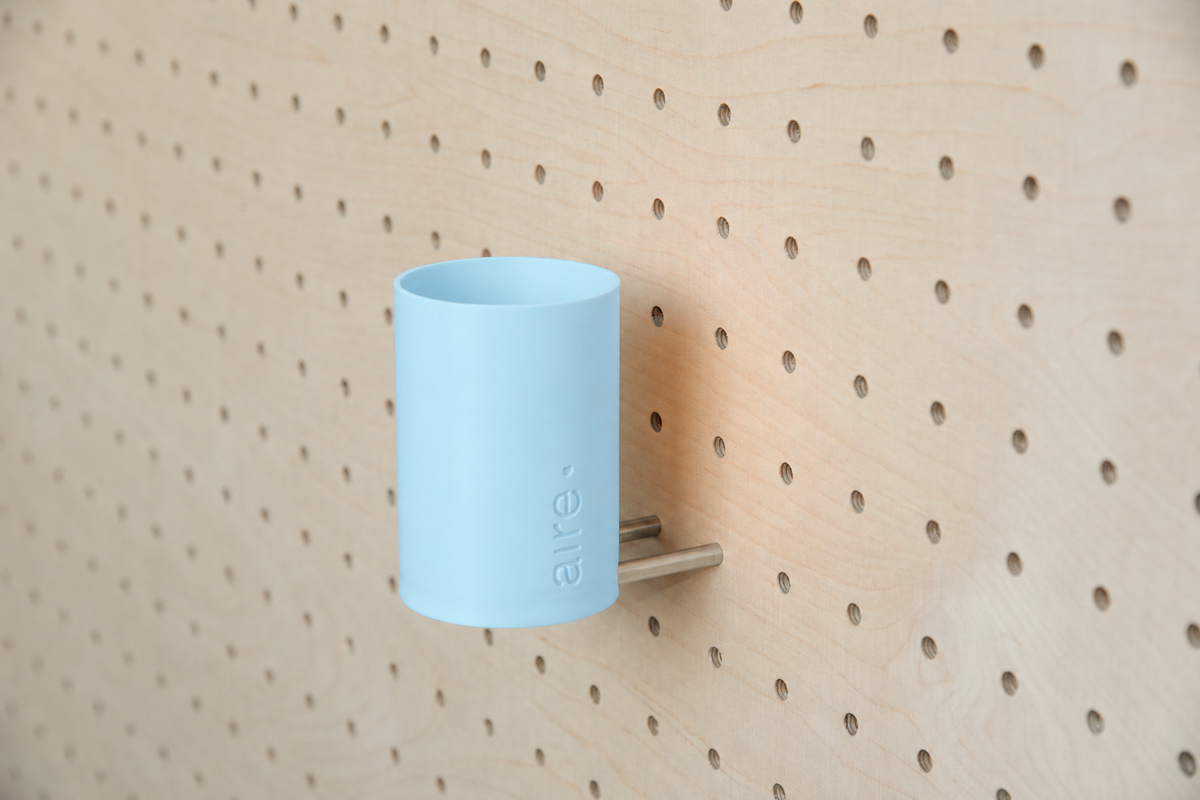 Pot à stylos flottant pour pegboard – Bleu Ciel