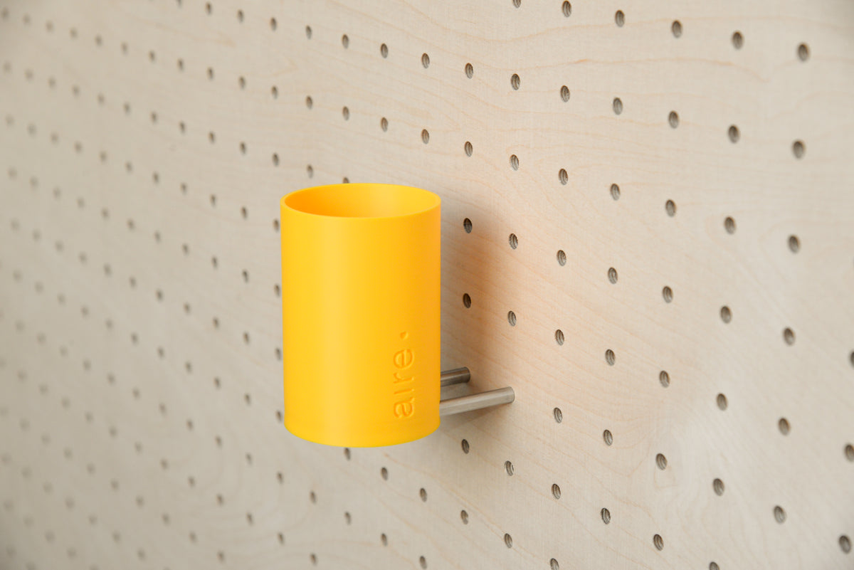 Pot à stylos flottant pour pegboard – Jaune