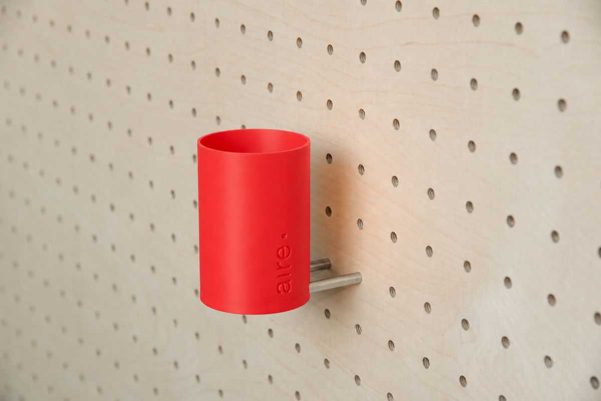 Pot à stylos flottant pour pegboard – Rouge