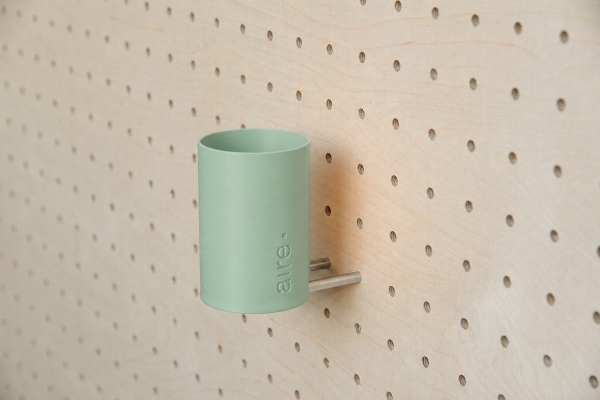 Pot à stylos flottant pour pegboard – Vert sauge